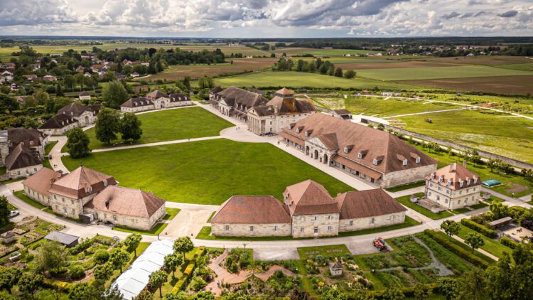 Vue du ciel les jardins en mouvement de la saline d'arc et senans