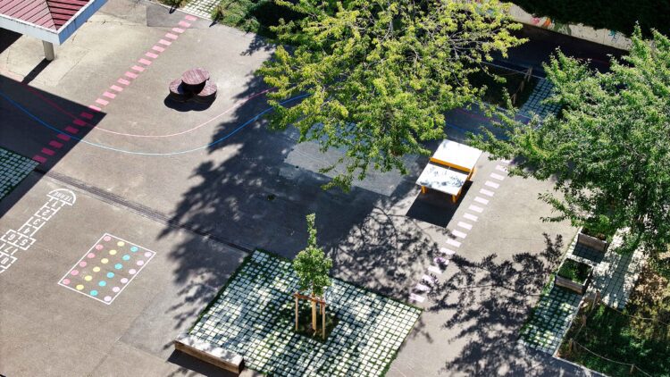 Vue du ciel de la cour de l'ecole Victor Hugo et sa renaturation