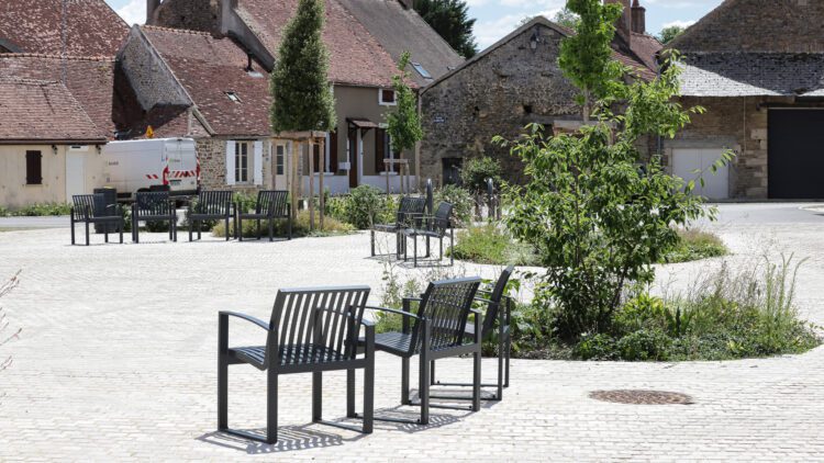 Place du Champ-de-Foire à Époisses après les travaux d'aménagement paysager et de requalification des espaces publics