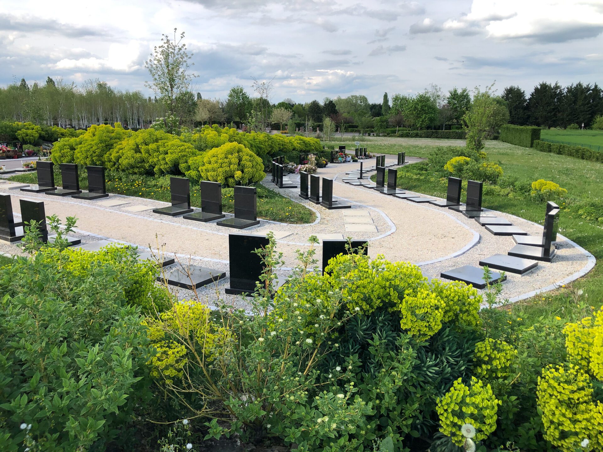 Vue générale des aménagements paysagers du cimetière de Mirande à Dijon