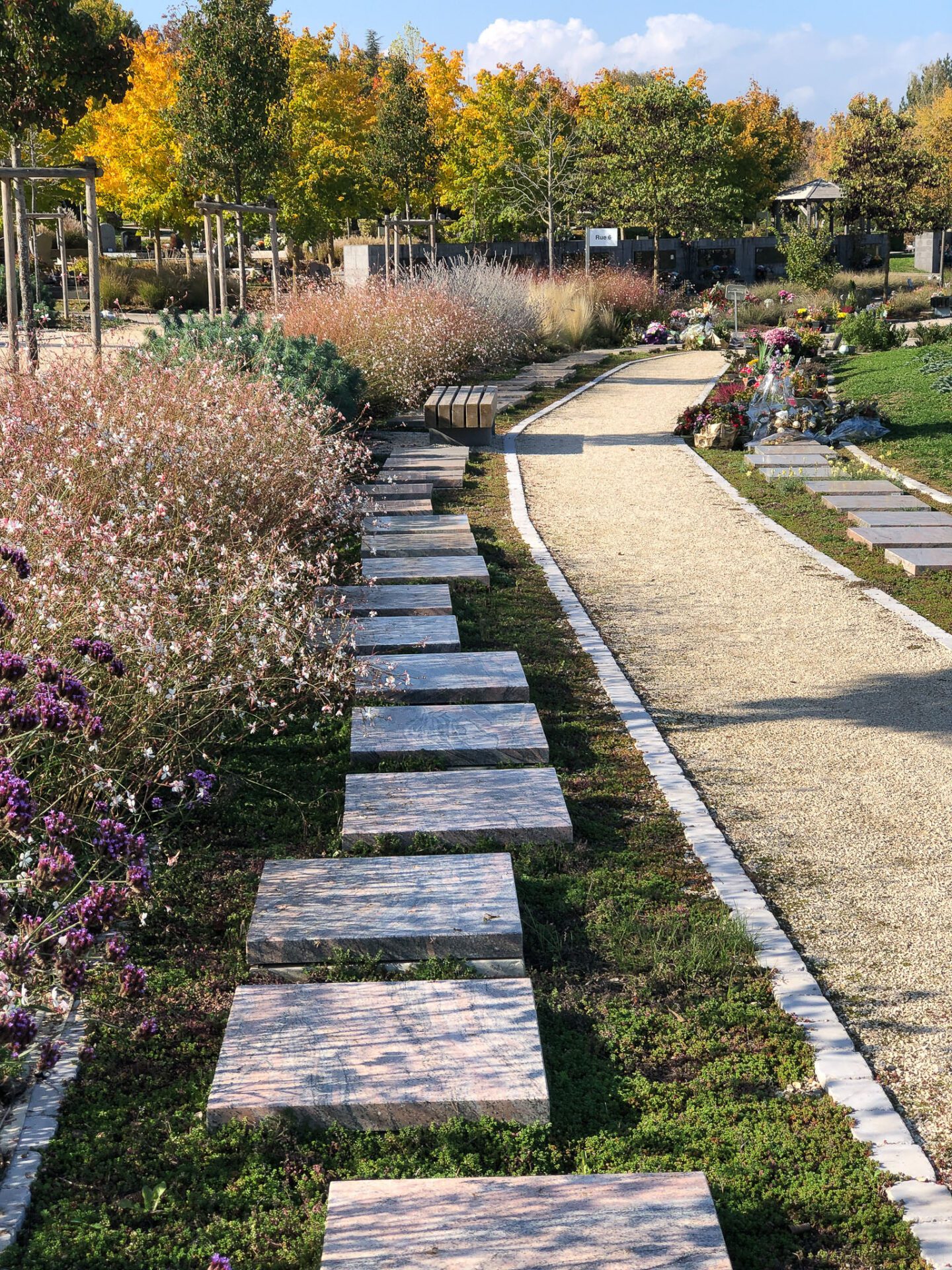 Espace de recueillement végétalisé au cimetière de Mirande